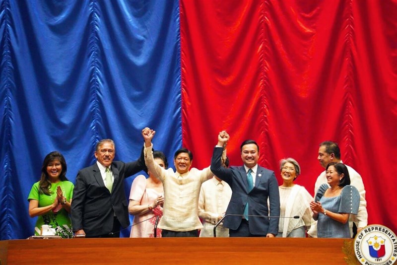 菲律賓參議院議長索托（左2）和眾議院議長費拉斯柯（Lord Allan Velasco）（前右2）25日正式宣布小馬可仕（前中）當選第17屆總統。（小馬可仕競選團隊提供）中央社記者陳妍君馬尼拉傳真 111年5月26日