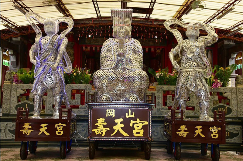 高雄岡山壽天宮廟方呼應在地產業,邀請高雄師範大學指導,歷時6個月,以2萬5000個螺絲墊片、1萬3000個螺帽打造出全球獨一無二的「螺絲媽祖」。(高雄市政府提供)中央社記者曾以寧傳真 111年5月26日