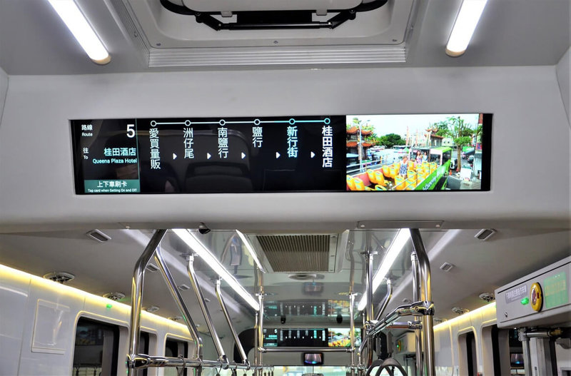 造價新台幣千萬元的Model T電動巴士5月中旬在台南市區5號線試營運，科技感十足，引起市民關注。（台南市政府提供）中央社記者張榮祥台南傳真  111年5月26日