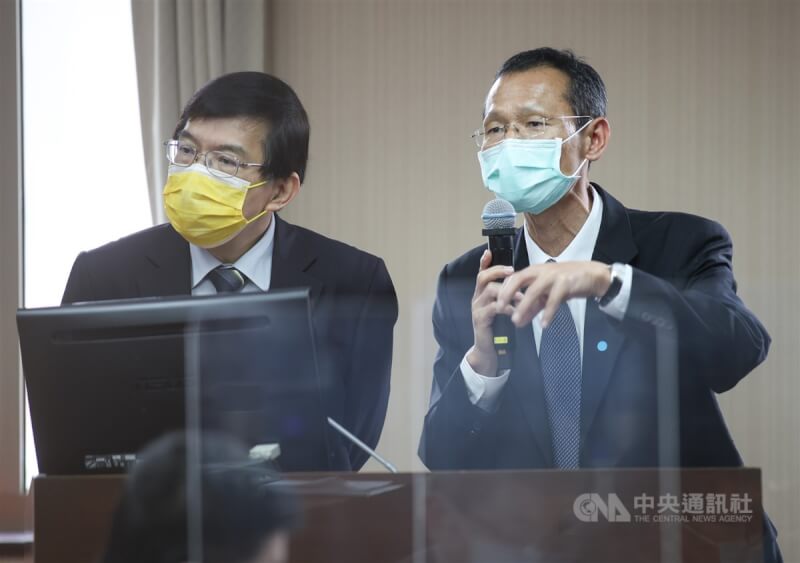 立法院交通委員會26日上午邀請交通部長王國材(左)、路政司長林福山(右)就「因應端午連假大眾運輸疏運及防疫規劃」、「觀光、旅館、客運等振興補貼方案」進行專題報告並備質詢。中央社記者趙世勳攝 111年5月26日