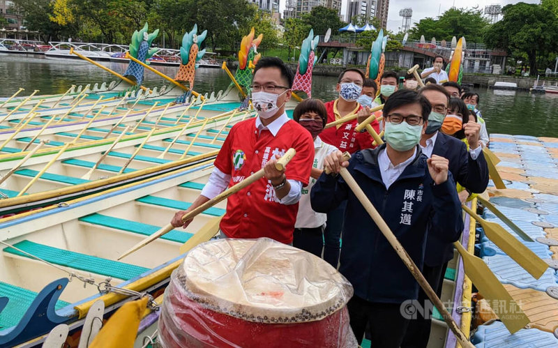 愛河端午龍舟嘉年華將登場，高雄市長陳其邁（前右）與多名高雄市議員26日出席龍舟點睛開光祈福儀式，並登上龍舟合影。中央社記者曾以寧攝  111年5月26日