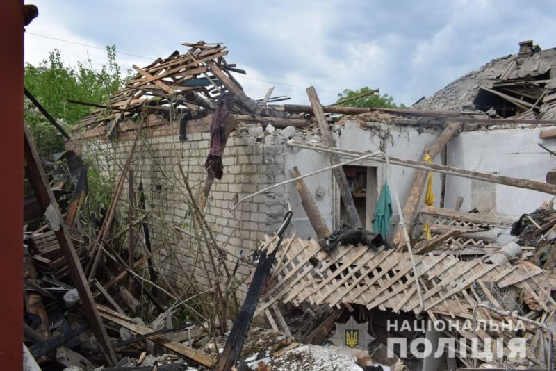 烏克蘭軍方表示，俄軍砲轟烏東頓巴斯地區40多個城鎮。圖為21日頓內茨克地區民宅遭攻擊。（圖取自facebook.com/UA.National.Police）