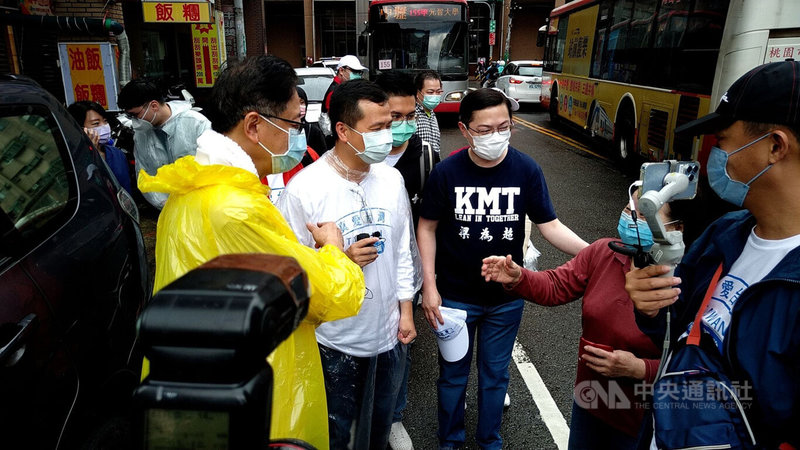 國民黨桃園市長參選人張善政（黃色雨衣者）與前台北市議員羅智強（白衣者）26日上午一同在中壢「祈福走桃園」，沿途有支持者加油打氣。中央社記者葉臻攝  111年5月26日