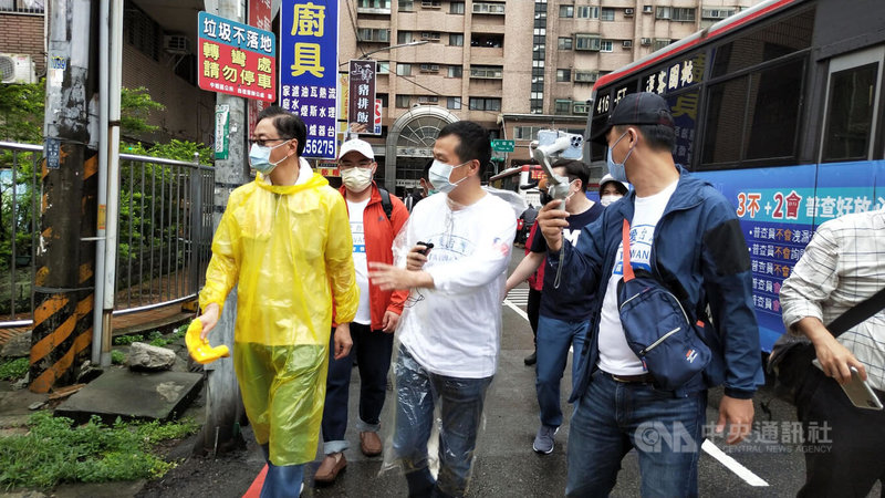 國民黨桃園市長參選人張善政（黃色雨衣者）與前台北市議員羅智強（白衣者）26日上午一同在中壢「祈福走桃園」，全程不談選舉話題。中央社記者葉臻攝  111年5月26日