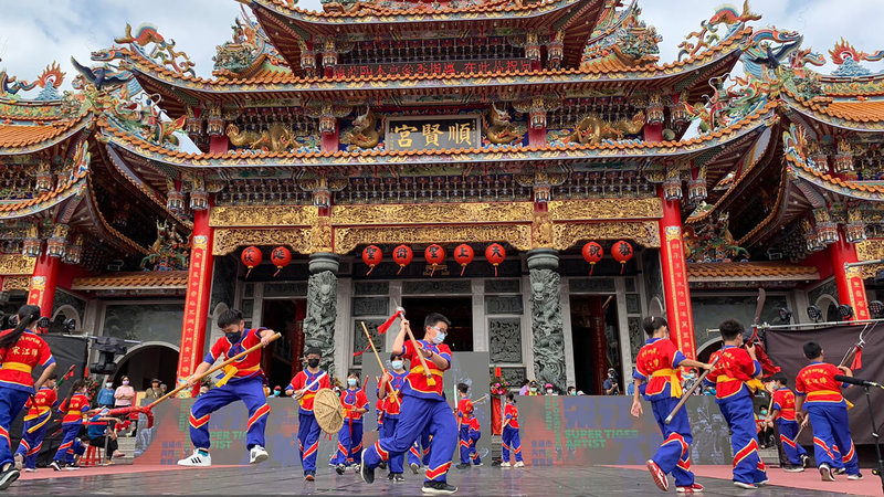 高雄市內門順賢宮的媽祖在公元2000年搬遷至素有「台灣藝陣之鄉」美名的內門區,廟方因應廟會需要,成立「順賢宮宋江陣」、設田都元帥殿為「宋江館」,肩負起宋江文化傳承任務。圖為內門國小在廟前賣力演出。(高雄市政府提供)中央社記者曾以寧傳真 111年5月26日