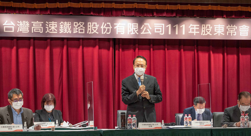 台灣高鐵26日召開股東會，董事長江耀宗（站立者）表示，歷經疫情洗禮後，必須讓開源節流成為台灣高鐵DNA的一部分。（高鐵提供）中央社記者賴言曦傳真  111年5月26日