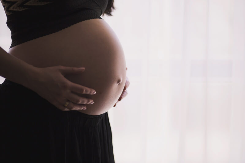 陽明交通大學與英國劍橋大學合作，經動物實驗證實瑞德西韋代謝物可通過胎盤屏障，懷孕投藥後，近5成藥物代謝物可進胎兒體內。（示意圖／圖取自Pixabay圖庫）