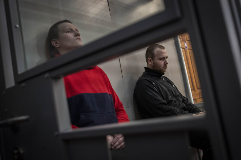 烏克蘭法院31日判決砲轟東部城鎮的兩名被俘俄羅斯士兵11年半徒刑。（美聯社）