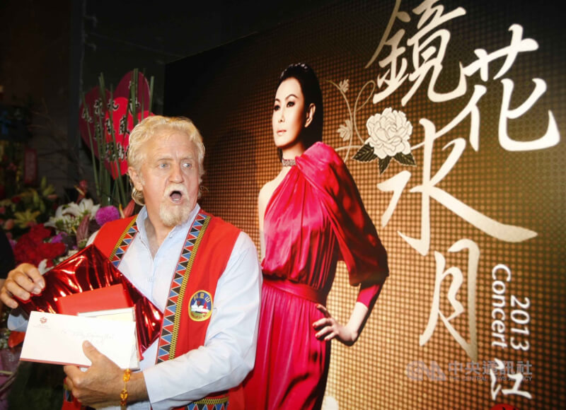 費爾因來台尋子和歌手江蕙結下緣分。圖為他2013年在高雄聽江蕙「鏡花水月」演唱會。(中央社檔案照片)