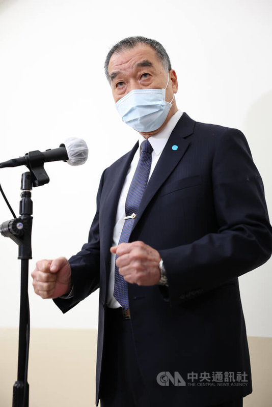 立法院外交及國防委員會26日邀請國防部長邱國正（圖）列席報告，就美國總統拜登提到，若北京犯台，美國將軍事防衛台灣一事，邱國正會前受訪表示，樂見任何有利台澎防衛作戰的言論及作為，但還是強調，國軍立場是「自助才會人助」，必須做好戰訓本務，勿因此高興、依賴。中央社記者趙世勳攝  111年5月26日
