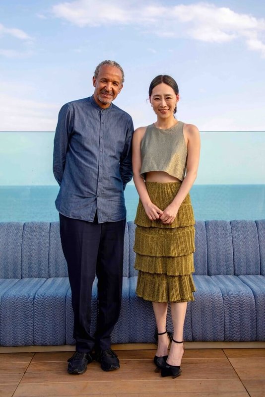 非裔法籍導演阿布代拉曼.席沙克(Abderrahmane Sissako)(左)在坎城影展宣布新片「芳香嶺」將由台灣演員吳可熙(右)主演,預計7月來台灣拍攝。(CAA agency提供)中央社記者王心妤傳真 111年5月26日