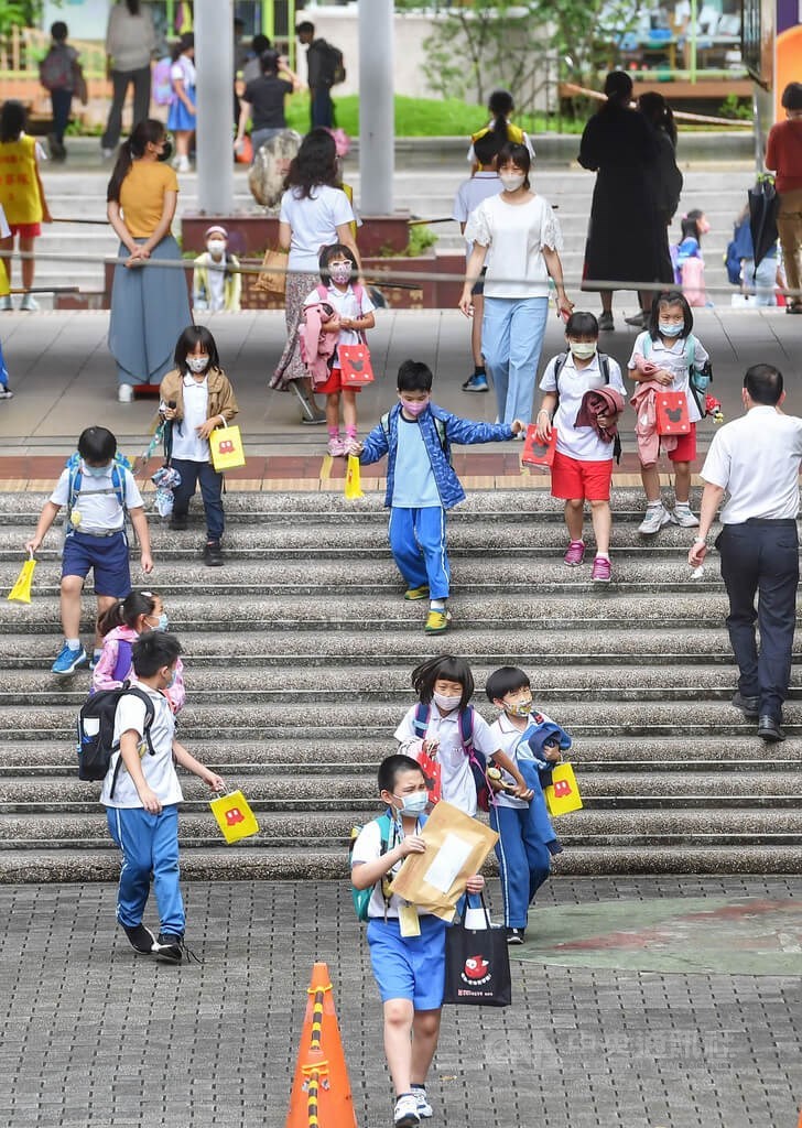 圖為台北市內湖區20日中午小學生放學情形。（中央社檔案照片）