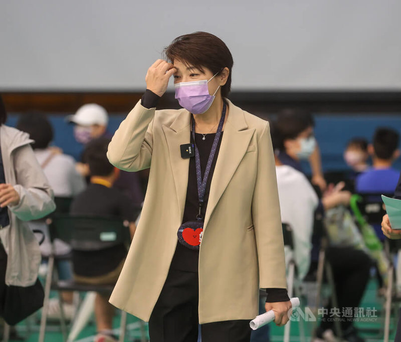 台北市副市長黃珊珊26日上午前往大安區銘傳國小,視察輝瑞兒童疫苗校園接種情形。中央社記者鄭清元攝 111年5月26日