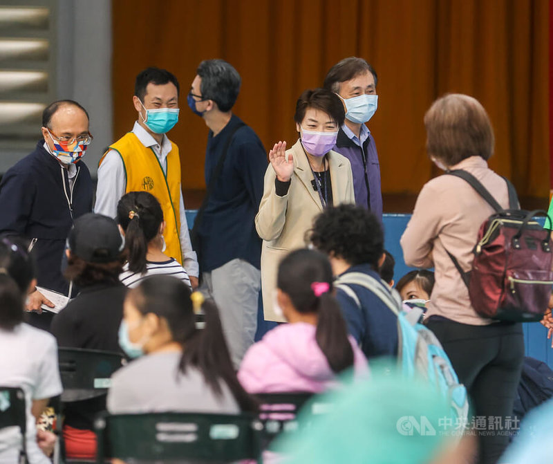 台北市副市長黃珊珊(左3)26日上午前往大安區銘傳國小視察兒童疫苗校園接種情形,入場時,向休息區的家長與小朋友揮手致意。中央社記者鄭清元攝 111年5月26日