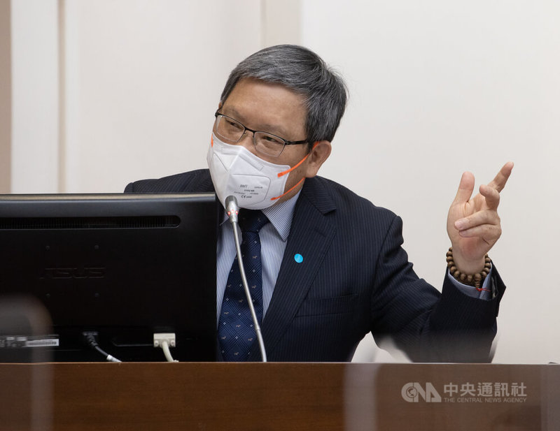 民進黨立委沈發惠26日在立法院質詢時指出,大學生上體育課練習打高爾夫球,竟然要繳娛樂稅,實在誇張,呼籲檢討不合時宜的「娛樂稅法」。財政部長蘇建榮(圖)回應,會在半年內整個思考娛樂稅和相關稅務走向。中央社記者謝佳璋攝 111年5月26日