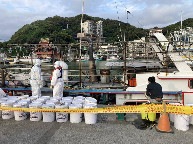 陳姓船長日前駕駛「誌誠168號」漁船因不明原因駛進新北市金山區磺港漁港,經查緝人員登船檢查,在暗艙內查獲裝有不明物質粉末的機油桶共56桶,涉嫌走私約1118公斤愷他命毒品原料。(基隆地方檢察署提供)中央社記者沈如峰基隆傳真 111年5月27日