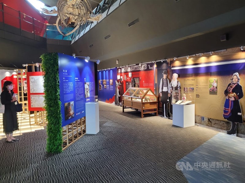 「斯洛伐克主題展-1771年貝紐夫斯基伯爵與宜蘭的邂逅」27日於蘭陽博物館登場,除介紹251年前航海冒險家貝紐夫斯基曾從蘇澳登陸與噶瑪蘭族交流史,也呈現斯洛伐克相關民俗文化。中央社記者沈如峰宜蘭縣攝 111年5月27日