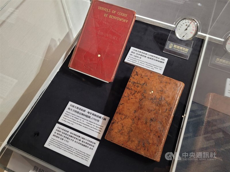 「斯洛伐克主題展-1771年貝紐夫斯基伯爵與宜蘭的邂逅」27日起在蘭陽博物館登場,現場展示冒險航海家貝紐夫斯基(Maurice August Benyowsky)當年航海日誌原件等,相當珍貴。中央社記者沈如峰宜蘭縣攝 111年5月27日
