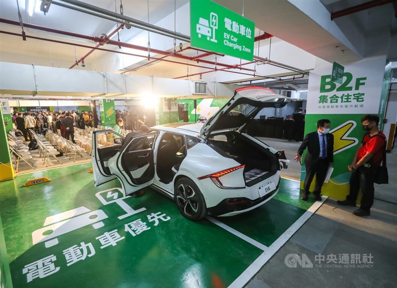 台灣電力公司27日上午在台北市區營業處舉辦「電動車充電示範場開幕儀式」,展示集合住宅充電樁設施配置。中央社記者裴禛攝 111年5月27日