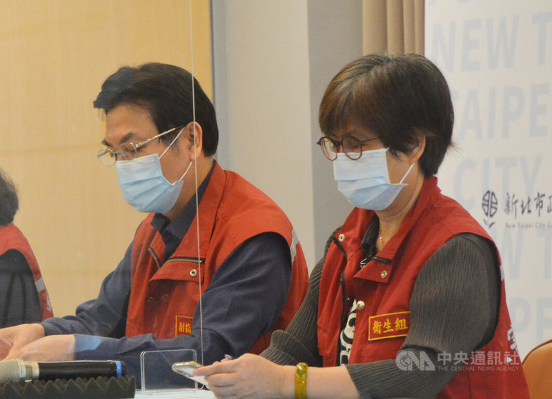 新北市副市長劉和然(左)27日表示,因應產業受衝擊影響,相關紓困措施追溯至5月1日,包括公有市場使用費減收8成、市有不動產租金與權利金減收,社會住宅租金緩繳、藝文場館停演則全額退費、房屋與牌照稅減免或減收、停業者免繳娛樂稅;詳細辦法都公布在市府經濟發展局網站。中央社記者黃旭昇新北市攝 111年5月27日