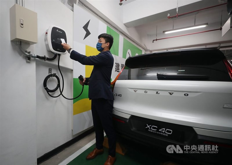 台灣電力公司27日在台北市區營業處舉辦「電動車充電示範場開幕儀式」,展示集合住宅充電樁配置,藉由專設電動車電表,搭配將上路的充換電設施電價,降低用戶固定費用負擔。中央社記者裴禛攝 111年5月27日