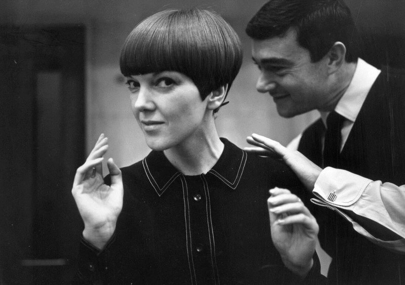 1960年代英国代表性时尚设计师玛莉官（Mary Quant）（左）从伦敦精品服饰店芭札尔（Bazaar）出发，被人们视为迷你裙风潮推手，英国维多利亚与亚伯特博物馆为她策画「玛莉官：时尚革命者」巡回展，28日起将在台北市立美术馆登场，呈现玛莉官的经典代表作。（北美馆提供）中央社记者王宝儿传真  111年5月27日