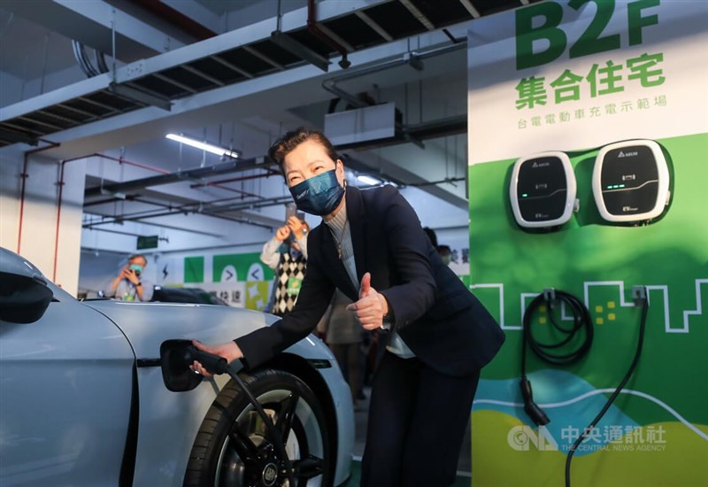 台灣電力公司27日在台北市區營業處舉辦「電動車充電示範場開幕儀式」,展示集合住宅充電設施配置,經濟部長王美花(前)出席揭幕。中央社記者裴禛攝 111年5月27日
