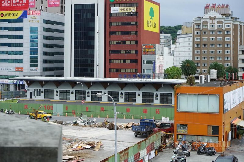 因應蘇花改通車,花蓮縣政府於花蓮火車站前新建客運先期轉運站,提供國道、公路及市區客運9業者進駐,轉運站設有13處乘車月台,預計7月試營運。中央社記者張祈攝 111年5月27日