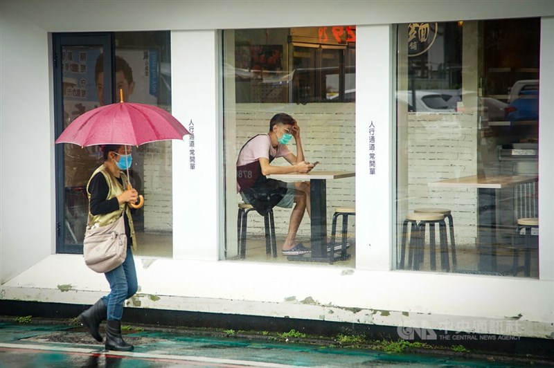 國內COVID-19疫情嚴峻，商圈生意持續受到衝擊，27日台北市文山區一間餐廳內，員工在座位區滑著手機等待顧客上門。中央社記者王騰毅攝 111年5月27日
