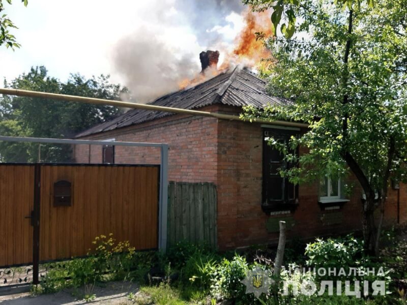 俄軍砲轟烏克蘭東部頓巴斯地區超過40個城鎮。圖為頓內茨克民宅遭攻擊後起火。（圖取自facebook.com/UA.National.Police）