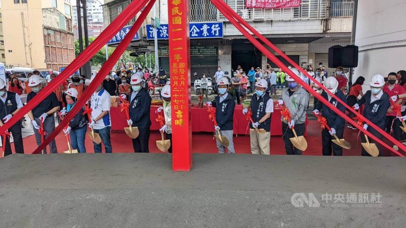 高雄市城中城大樓經暗夜惡火成危樓，改建「府北公園」，高雄市副市長林欽榮（前右5）27日出席主持動土典禮，與眾人一同執鏟。中央社記者曾以寧攝 111年5月27日