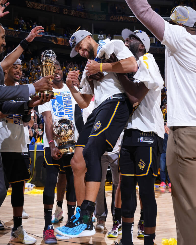 帶領NBA金州勇士率先闖進總冠軍賽的球星柯瑞（中）26日獲選為西區冠軍賽MVP，成為「魔術強森獎」首位得主。（圖取自twitter.com/warriors）