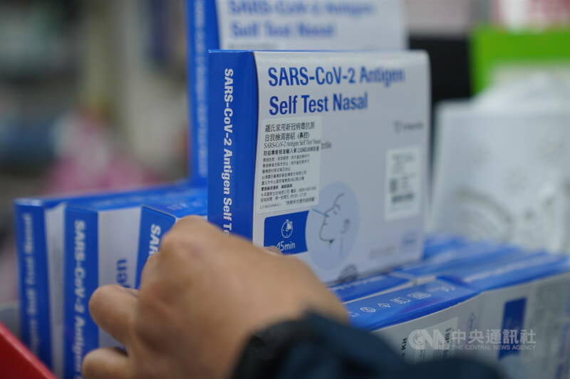 行政院長蘇貞昌27日宣布，0至6歲孩童可領5劑免費的快篩試劑。圖為藥局販售家用快篩試劑。（中央社檔案照片）