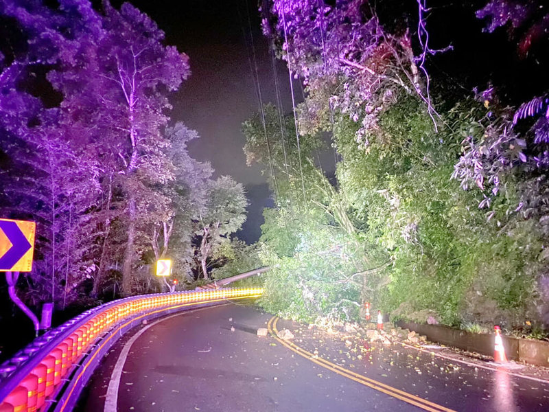 新北市坪林區北宜公路31.1公里處附近28日凌晨受大雨影響發生落石坍方,路樹傾倒、電線桿斷裂影響交通。(民眾提供)中央社記者黃旭昇新北傳真 111年5月28日