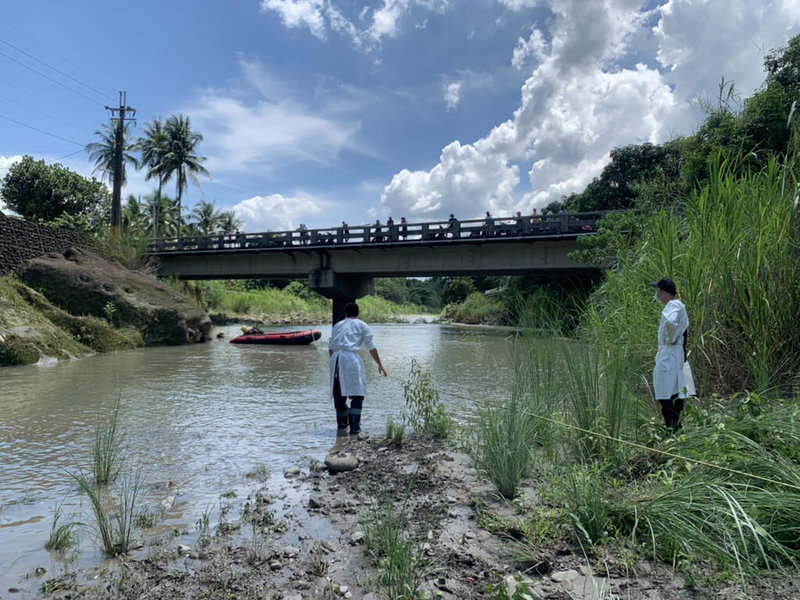 高雄美濃黃蝶翠谷28日中午發生溺水憾事,利姓國中生和同學前往雙溪橋下釣魚,但不慎踩空滑落溪中,搜救人員在距落水處約30公尺尋獲人並送醫搶救,但利姓國中生仍宣告不治。(高雄市消防局提供)中央社記者洪學廣傳真 111年5月28日