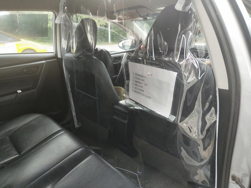 金門縣政府招募的防疫計程車隊已上路,共有5名計程車司機,經過相關教育訓練加入防疫行列,並為每輛車加裝隔板等防護設施,由港務處提供水頭港區停車區,做為防疫車輛清消區域。(民眾提供)中央社記者黃慧敏傳真 111年5月28日