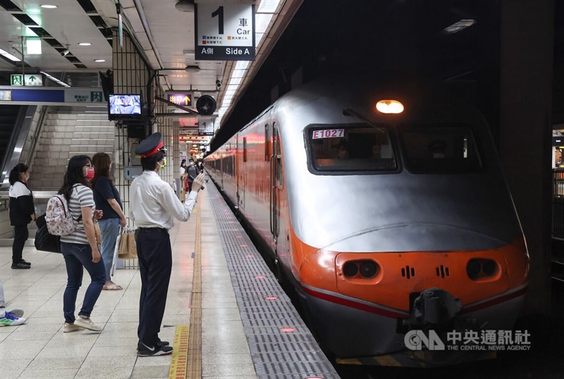 疫情趨緩，台鐵局21日宣布，8月1日起恢復全部列車行駛。圖為台鐵人員在台北車站月台執勤。（中央社檔案照片）