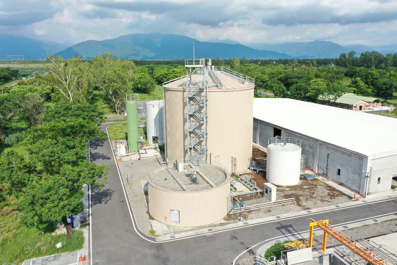 台糖拚沼氣發電,目前除東海豐農業循環園區,已完成興建結合負壓水簾式、沼氣發電及太陽光電的綠能豬場,累積發147萬度電,另有13座豬場改建計畫如火如荼進行。(台糖提供)中央社記者曾智怡傳真 111年5月28日
