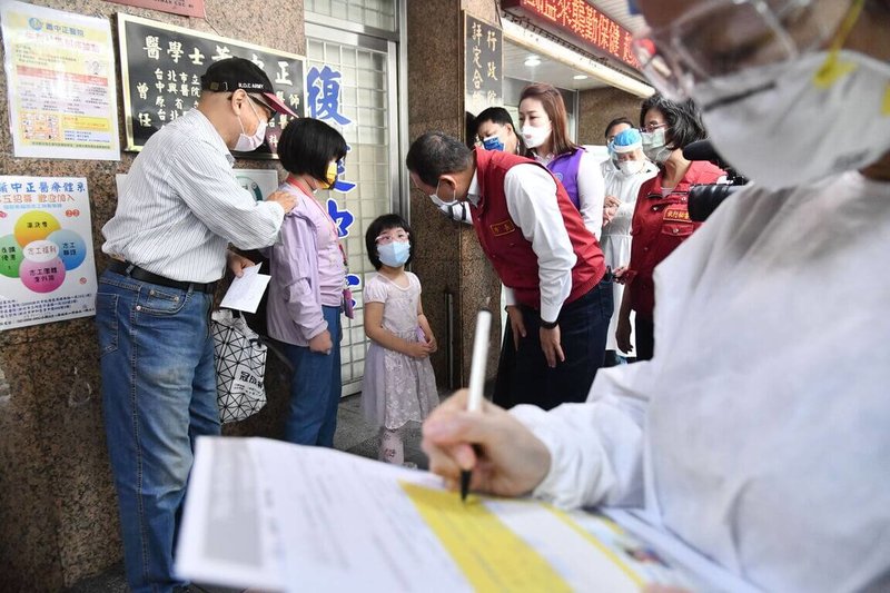新北市長侯友宜28日前往板橋區的醫院關懷兒童疫苗施打情形,呼籲兒童盡速前往接種疫苗,提升保護力以降低感染後中、重症風險。(新北市新聞局提供)中央社記者黃旭昇新北傳真 111年5月28日