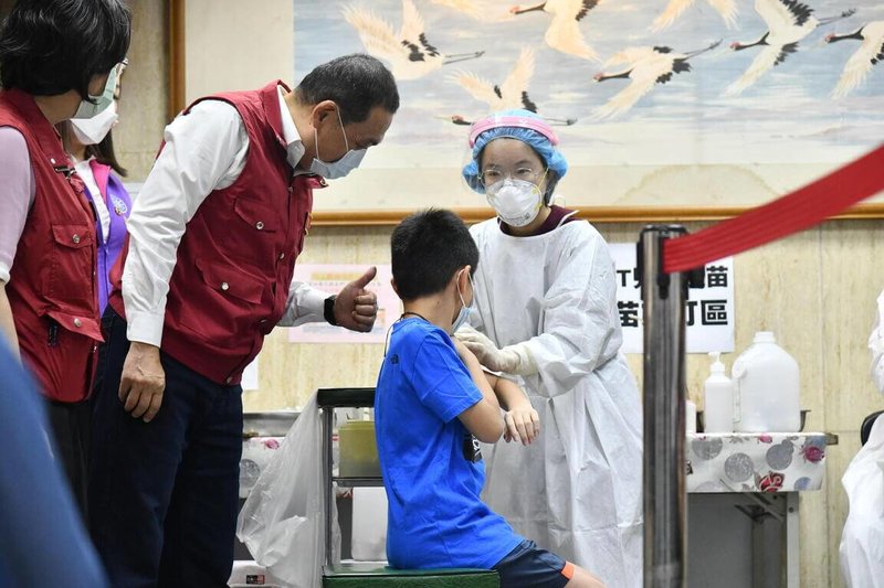 新北市長侯友宜(左2)28日前往板橋區的醫院關懷兒童接種疫苗情形,他表示,目前中央發配給新北9.5萬劑兒童疫苗,只要中央撥補不斷提供,會快速提供各診所、衛生所、醫療體系完成接種。(新北市新聞局提供)中央社記者黃旭昇新北傳真 111年5月28日