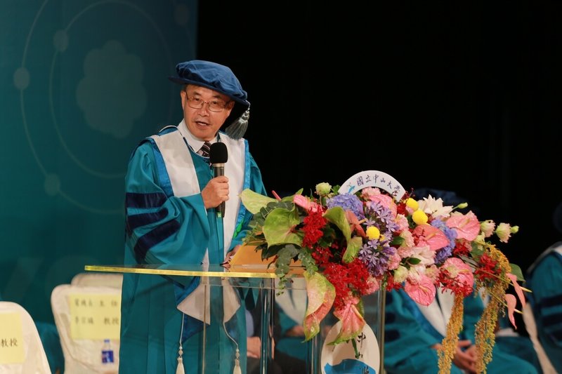 中山大學28日舉辦畢業典禮,校長鄭英耀出席致詞,期許畢業生順著環境的風浪與本心,未來在困頓中,也能重新找到揚帆的契機。(中山大學提供)中央社記者曾以寧傳真 111年5月28日