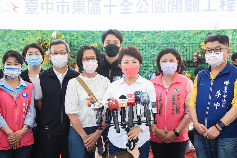 台中市長盧秀燕(右3)28日出席東區十全公園開工動土祈福典禮時受訪,針對治安滿意度問題表示,台中市治安持續進步中;若市民觀感與實際情況有落差,市府團隊還要再努力,也盼市民朋友多給他們肯定、鼓勵及加油打氣,一定會做得更好。(台中市政府提供)中央社記者郝雪卿傳真 111年5月28日