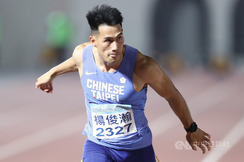 2022台灣田徑公開賽28日在新北市板橋第一體育館舉行,晚間男子組100公尺短跑決賽,亞運培訓隊楊俊瀚以些微差距落敗,拿下銀牌。中央社記者王騰毅攝 111年5月28日