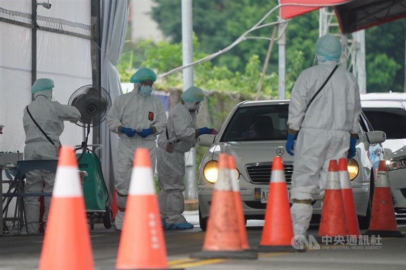 COVID-19疫情嚴峻，單日死亡率突破千分之1。圖為台北市的北士科車來速篩檢站。中央社記者徐肇昌攝 111年5月28日