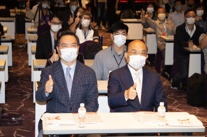行政院長蘇貞昌(前右)、行政院發言人羅秉成(前左)28日上午在台北國際會議中心出席2021-2022全國文化會議開幕典禮,和現場與會的專家學者等合影。中央社記者謝佳璋攝 111年5月28日