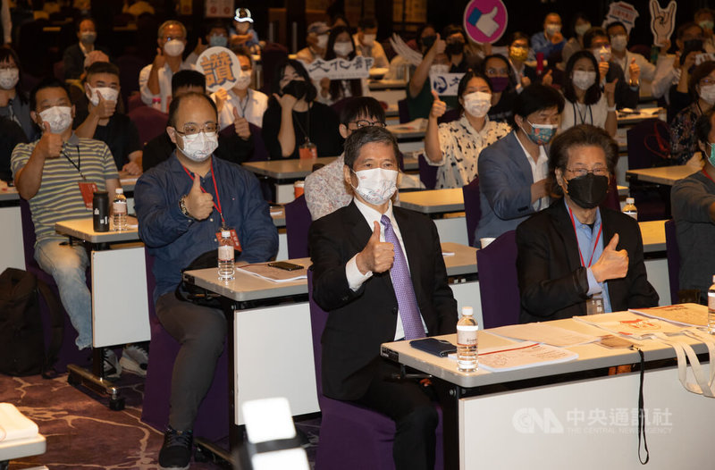 「2021-2022全國文化會議」28日在台北國際會議中心舉行,文化部長李永得(前排左)出席,並和現場與會的專家學者們合影。中央社記者謝佳璋攝 111年5月28日