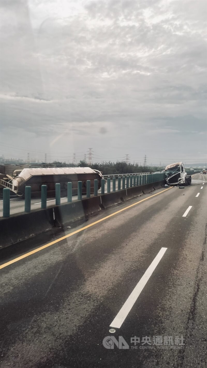 台61線西濱快速道路28日發生事故，1輛槽車行經南下163K中彰大橋時突然碰撞翻覆，車身斷裂，車頭噴飛到對向北上車道，造成交通受阻。（翻攝記者爆料網）中央社記者郝雪卿傳真 111年5月28日