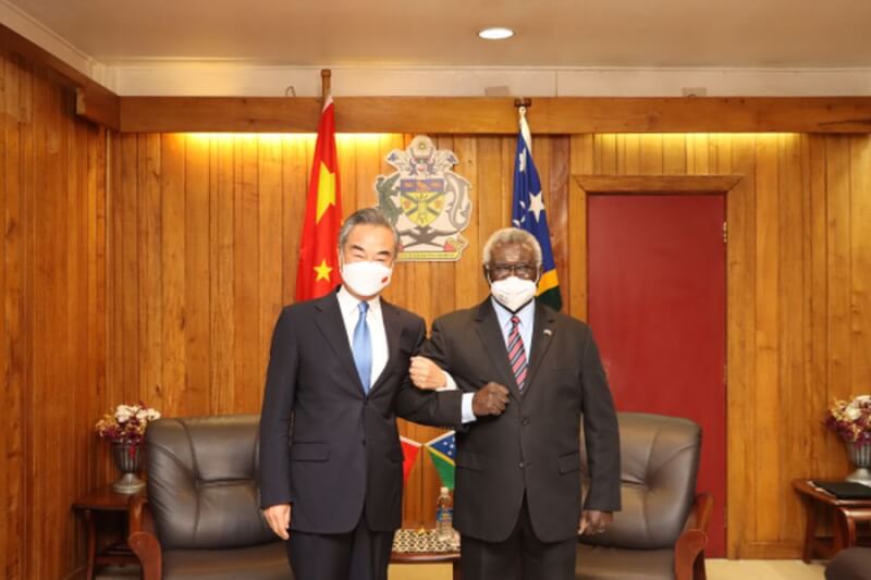 圖為索羅門群島總理蘇嘉瓦瑞（右）5月26日會晤中國外交部長王毅（左）。（圖取自中國外交部網頁fmprc.gov.cn）