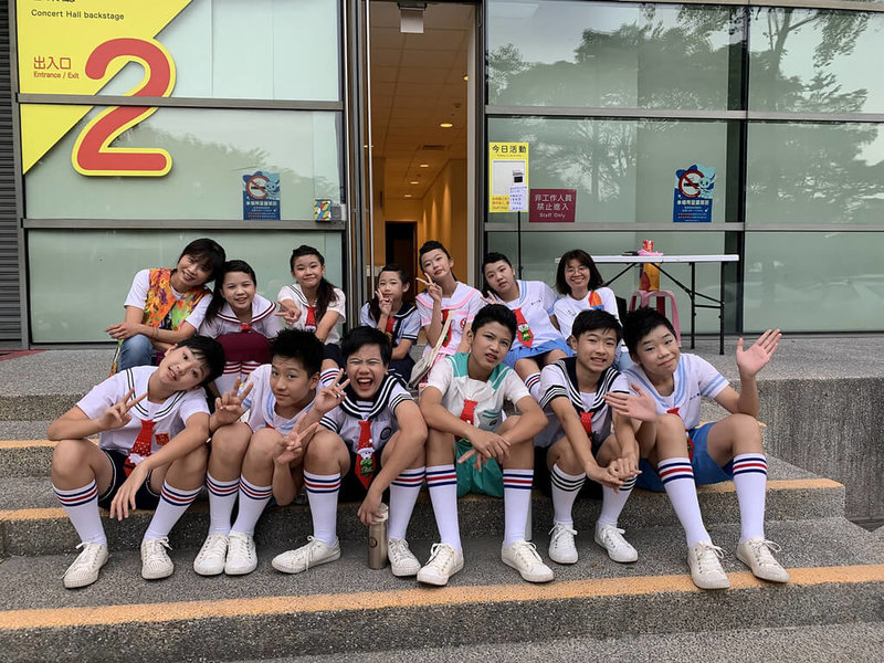 屏東縣屏東市信義國小教師黃慧娟(後排左)創辦全縣首支兒少人聲樂團,幫助學生在參與樂團中建立自信並翻轉人生。(黃慧娟提供)中央社記者許秩維傳真 111年5月29日