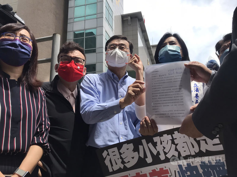 藝人郭彥均因在臉書貼文「許多孩子走了」引議論，國民黨立院黨團總召曾銘宗（左3）等人在刑事局門口喊出「不應用國家機器恐嚇民眾、很多孩子走了」等口號，最後進刑事局遞自首狀，警方收取。中央社記者劉建邦攝  111年5月29日